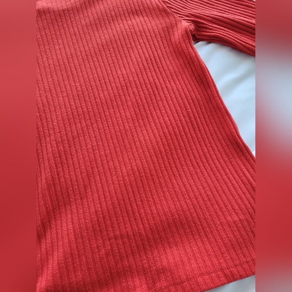 Red rib knit top, size medium - Picture 4 of 8